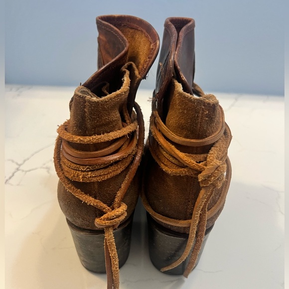 Freebird Casey Distressed Leather Cognac Brown Western Heeled Booties Size 10 - Picture 2 of 5